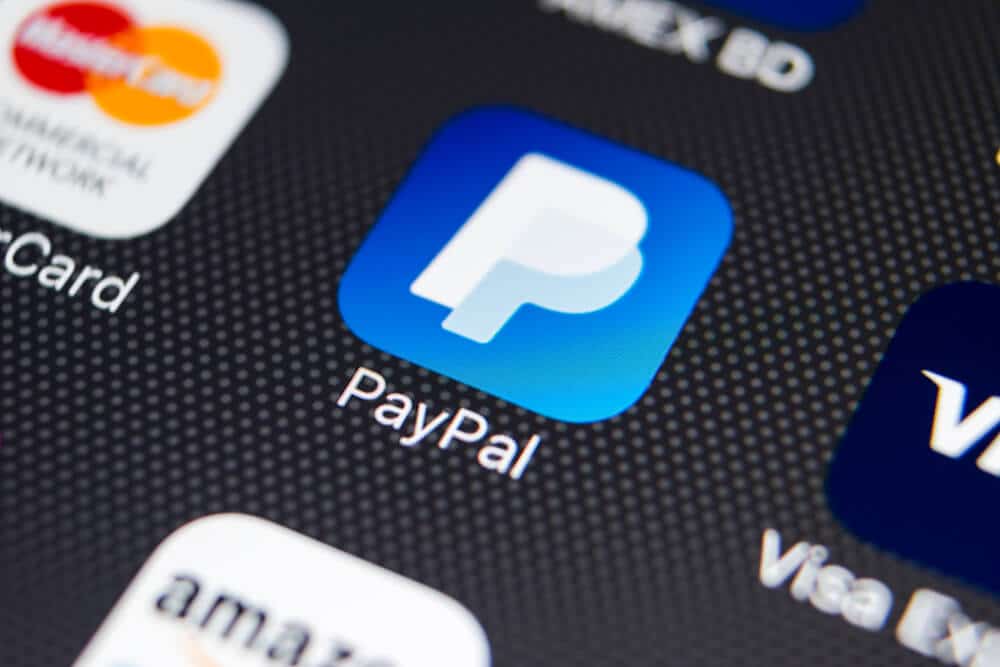 Logotipo de la aplicación de PayPal en la pantalla de un teléfono inteligente