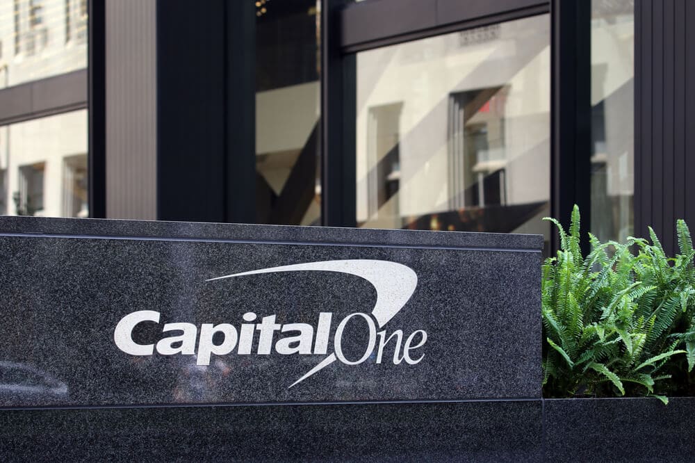 Logotipo de Capital One fuera de su edificio de oficinas en Nueva York