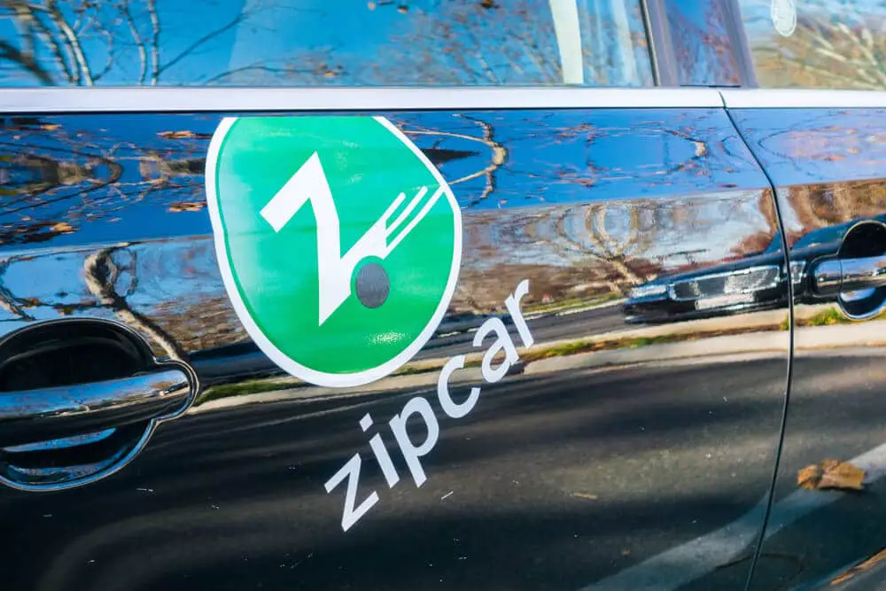 Logotipo de Zipcar en el lateral de un coche