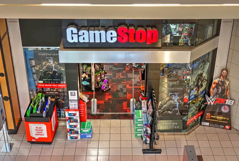 Escaparate de GameStop dentro de un centro comercial