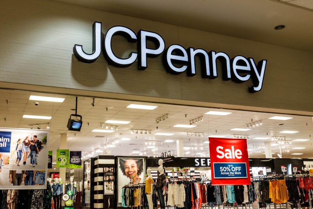 Escaparate de JCPenney dentro de un centro comercial