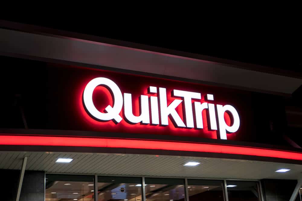 Letrero iluminado en el exterior de una tienda QuikTrip