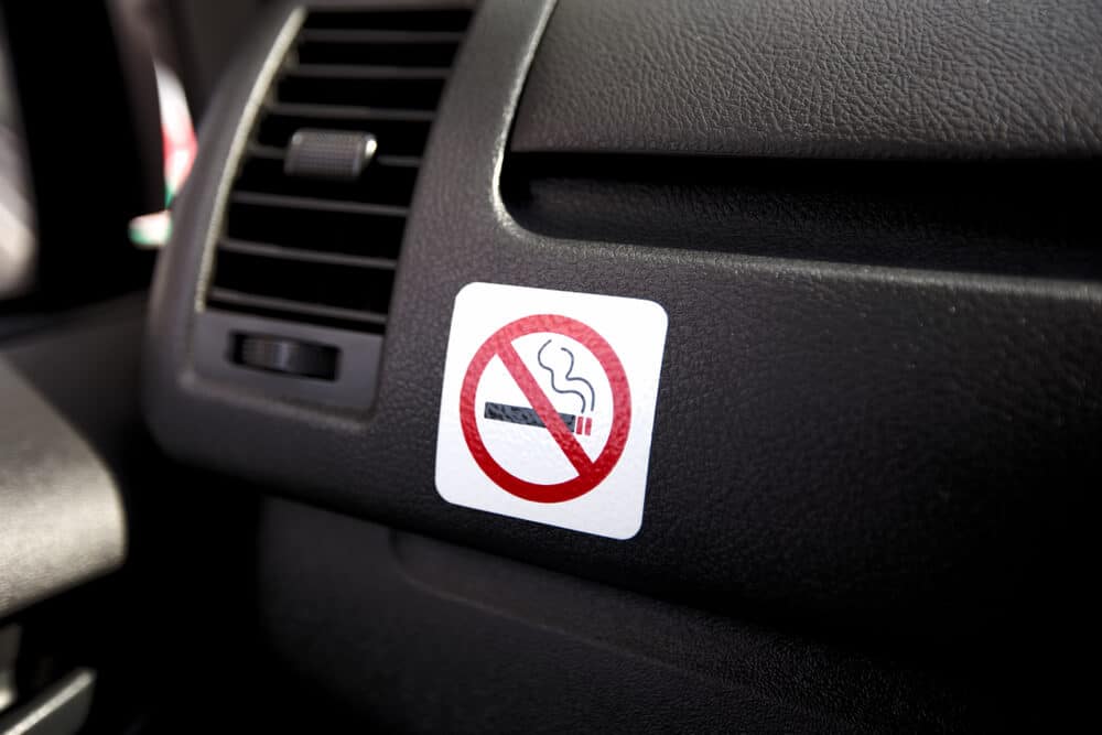 Señal de prohibido fumar en un coche