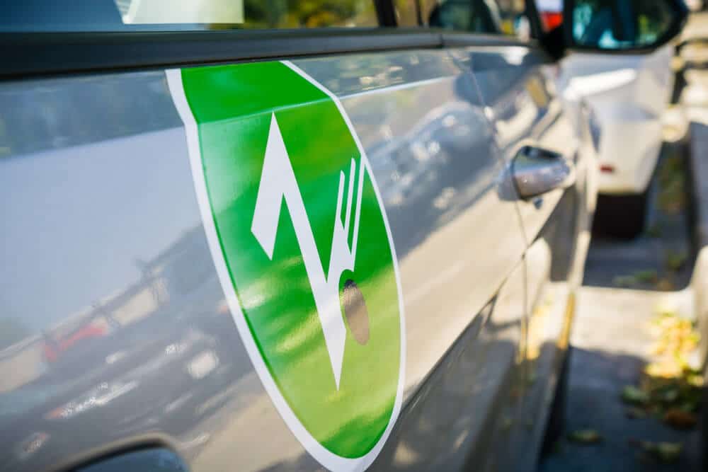 Logotipo de Zipcar en un coche