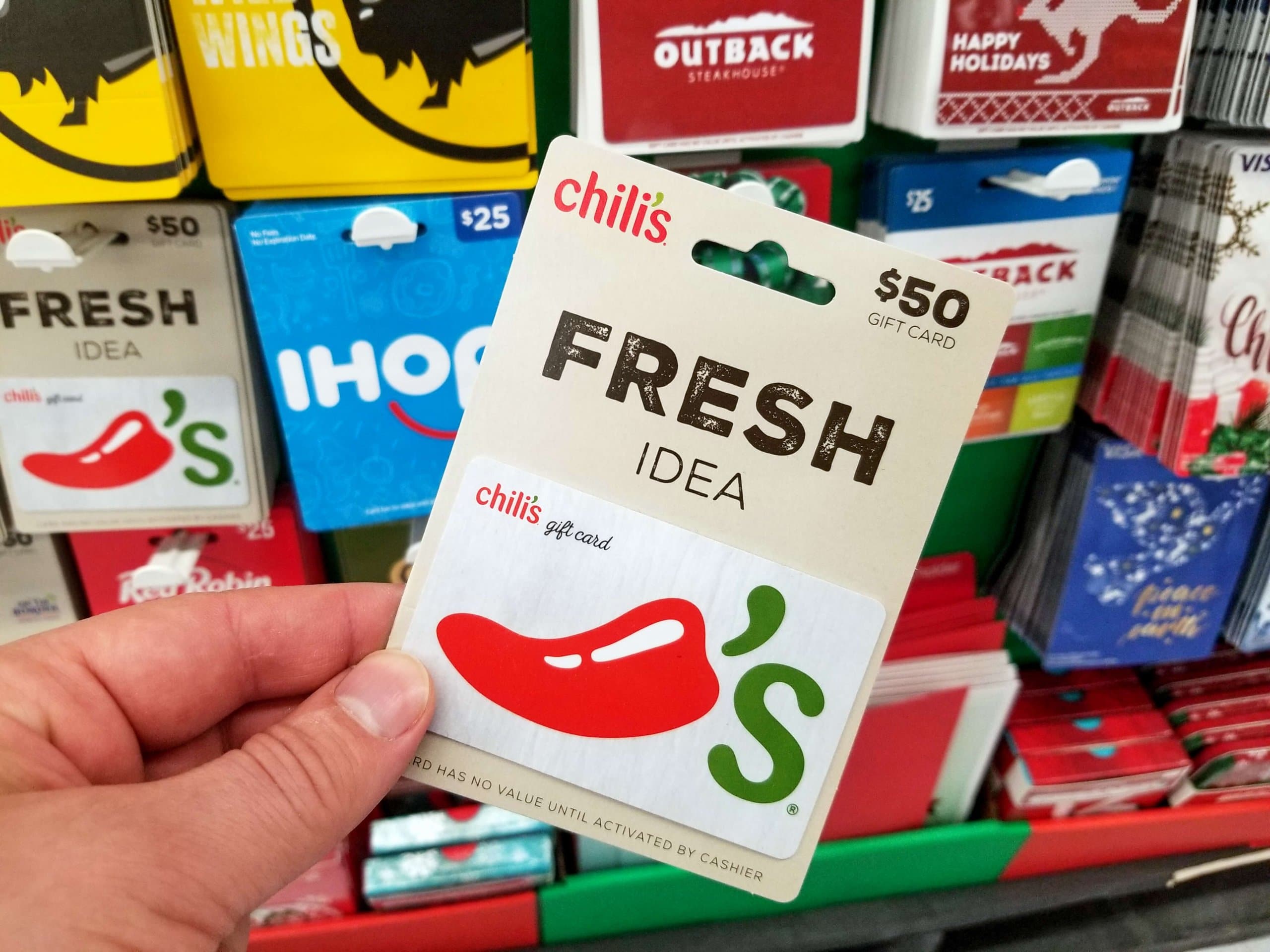 Tarjeta de regalo de Chili's frente a una exhibición de tarjetas de regalo de Walmart
