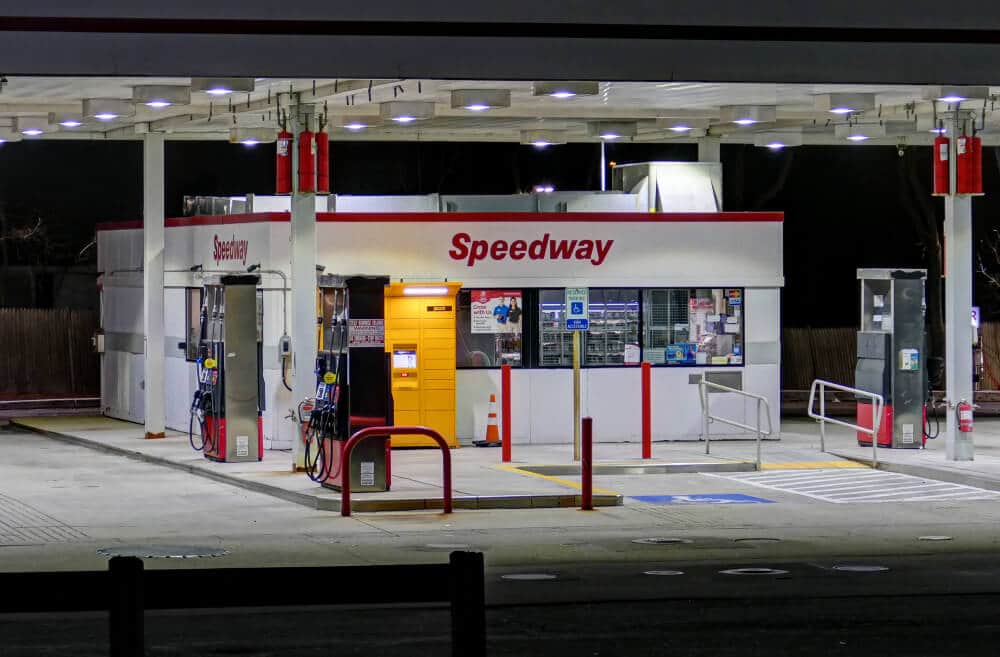 Gasolinera Speedway en la noche
