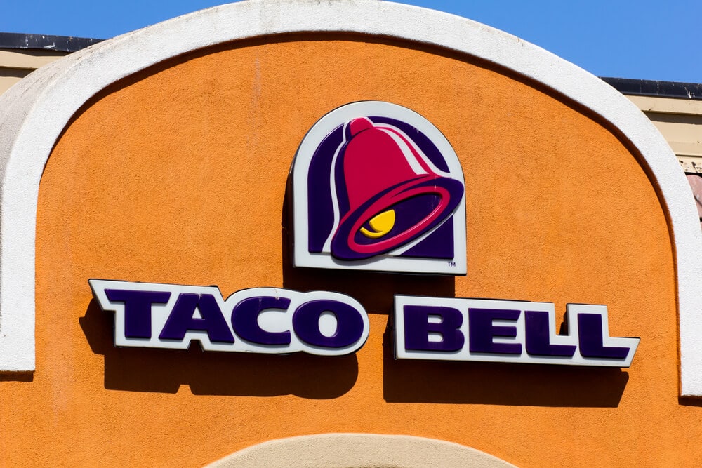 Signo de logotipo en el exterior de un restaurante Taco Bell