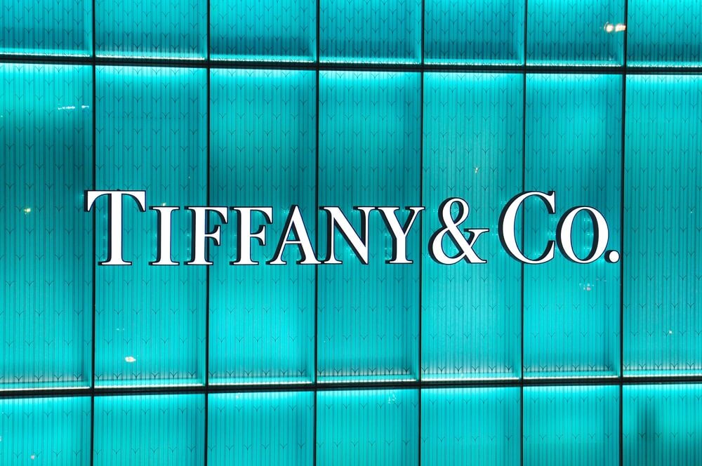 Logotipo de Tiffany & Co. en una pared azul