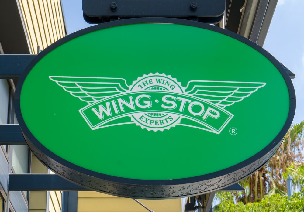 Signo Wingstop fuera de un restaurante en un día soleado